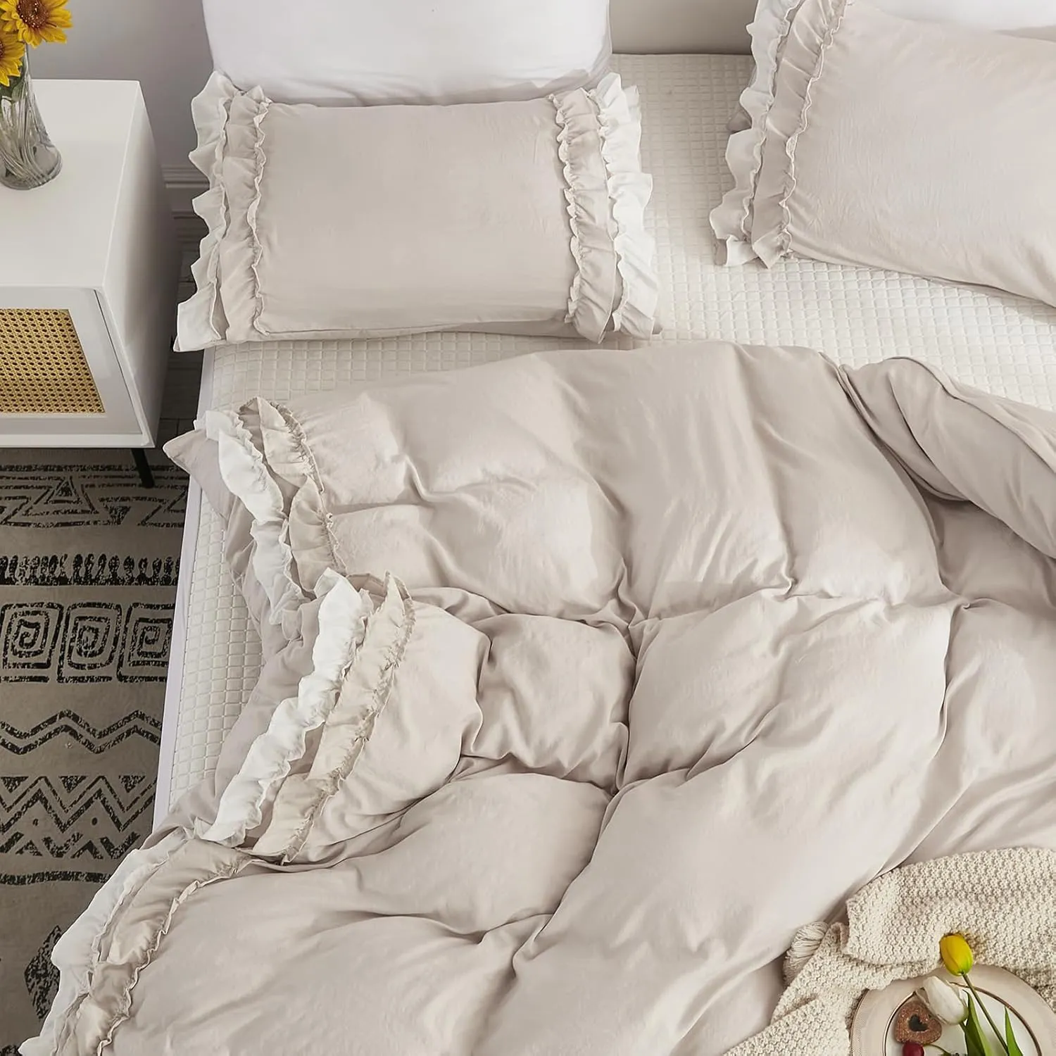 Bedorm Beige Duvet Cover Set Queen Ruffle Bedding Set Pleat Ruffled Shabby Chic Comforter Cover Extra Soft & Easy Care White Boho Duvet Cover with Zipper Closure