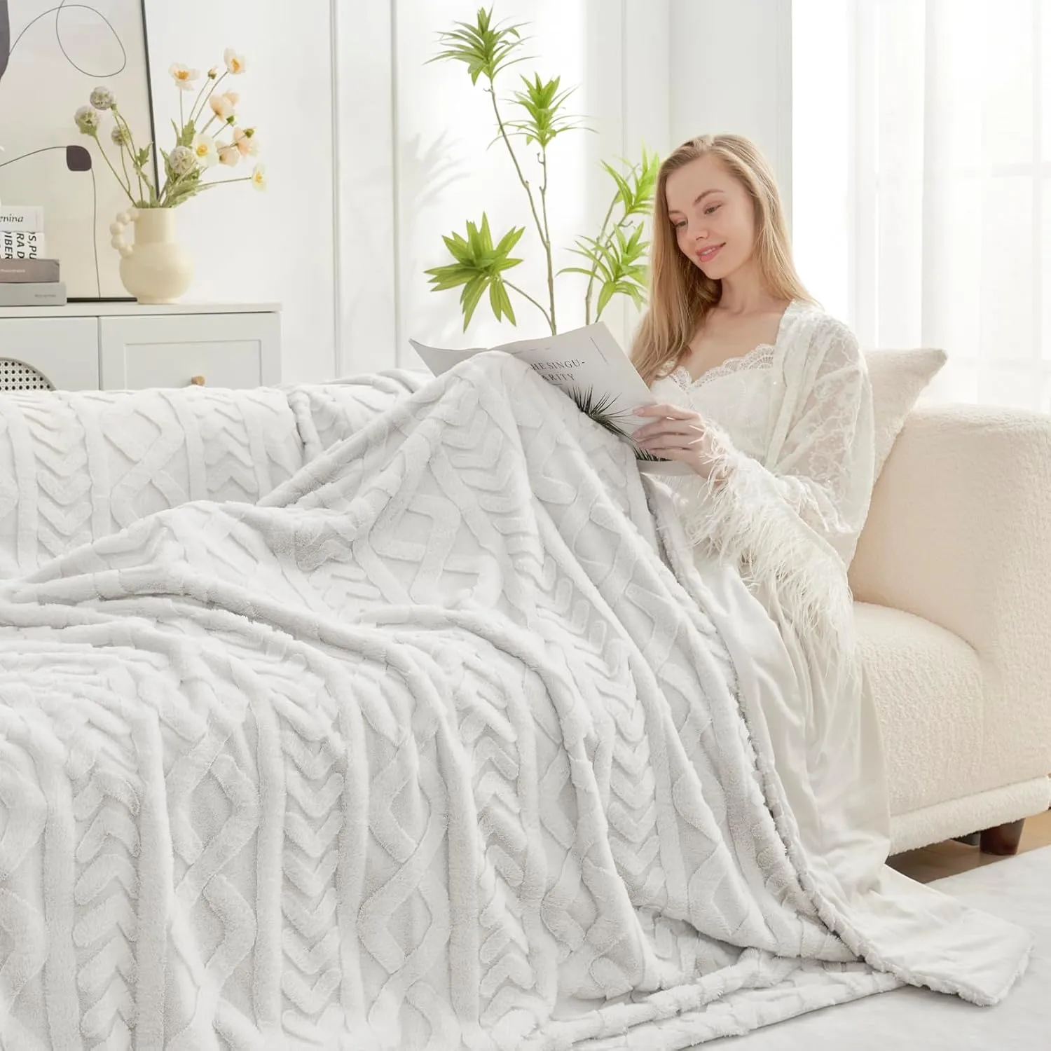 Cozy Bliss Faux Fur Throw Blanket for Couch, Jacquard Fuzzy Plush Soft Thick Winter Throw Blanket for Sofa Bed Living Room Bedroom，50"x60" Beige