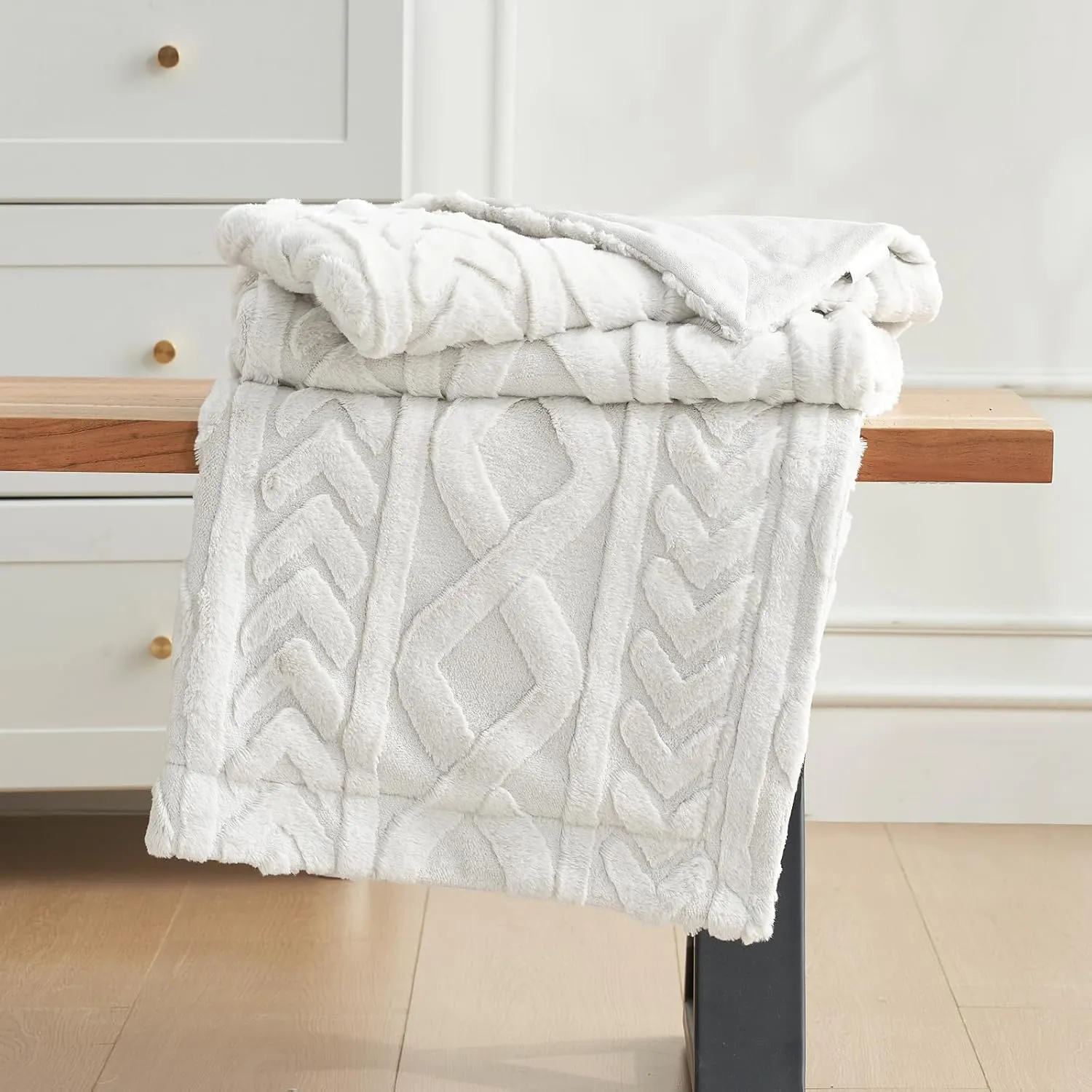 Cozy Bliss Faux Fur Throw Blanket for Couch, Jacquard Fuzzy Plush Soft Thick Winter Throw Blanket for Sofa Bed Living Room Bedroom，50"x60" Beige