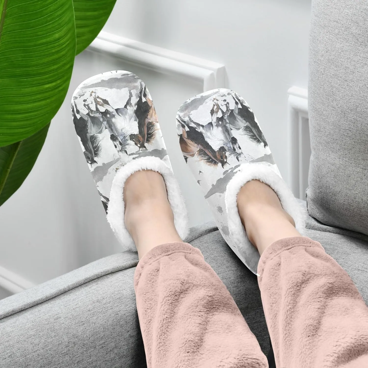 Naanle Women's Slippers Fuzzy Fur Slippers Watercolor Horse Slippers Comfy Fleece Bedroom Shoes Home Slippers