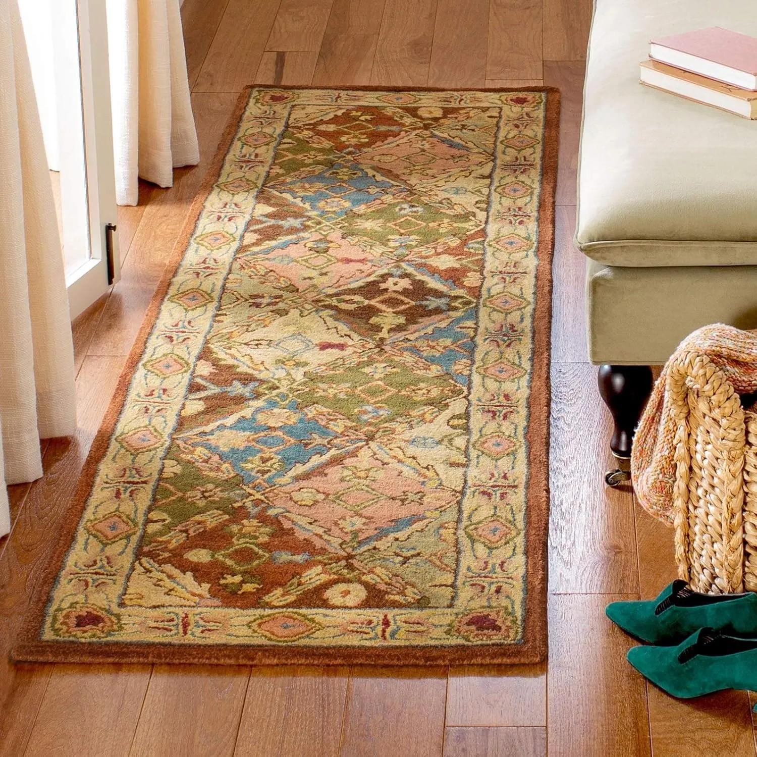 SAFAVIEH Heritage Collection 7'6" x 9'6" Beige / Beige HG316A Handmade Traditional Oriental Premium Wool Area Rug