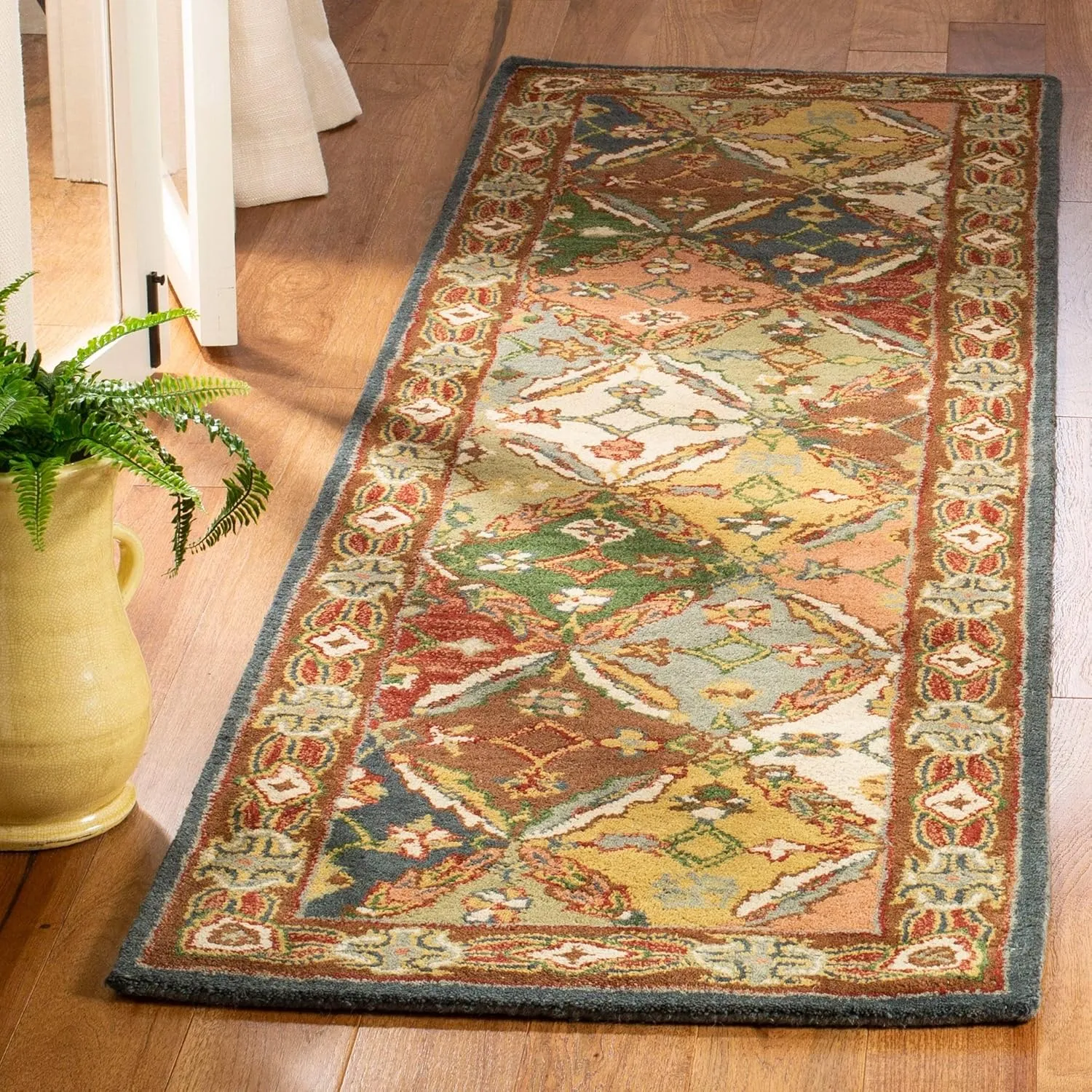 SAFAVIEH Heritage Collection 7'6" x 9'6" Beige / Beige HG316A Handmade Traditional Oriental Premium Wool Area Rug