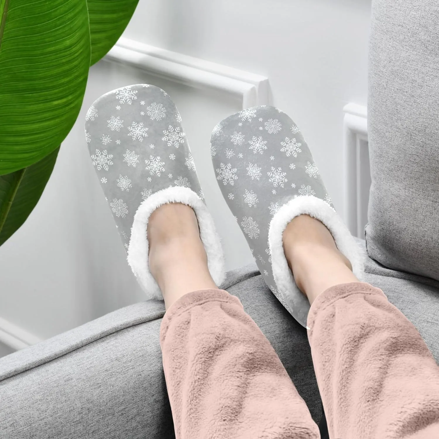 Vnurnrn Christmas Flamingos Pink Winter House Slippers Indoor Fuzzy Feet Slippers Cozy Home Shoes Soft Sole Slippers for Home