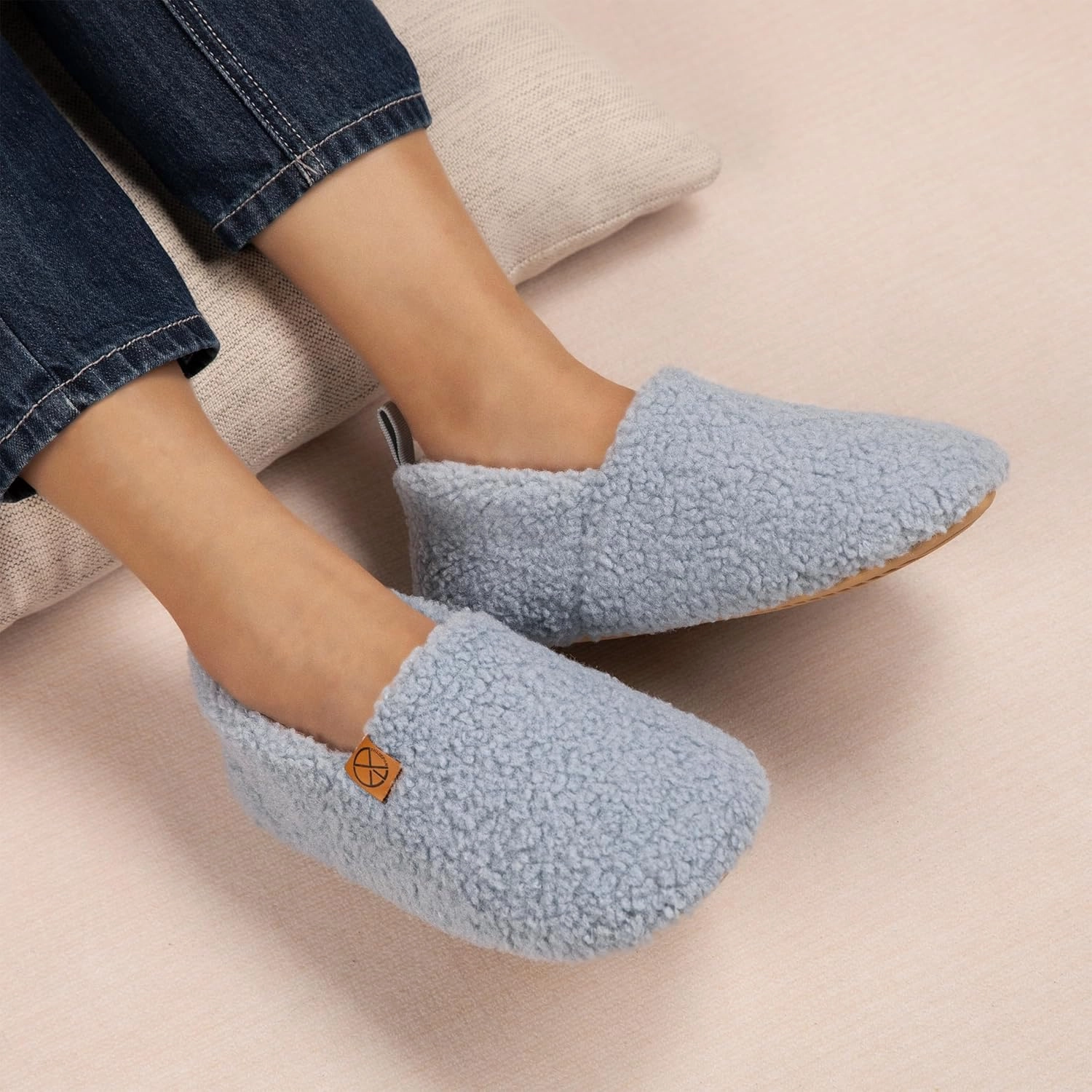 Women's House Slippers Lightweight Memory Foam House Shoes Cozy Closed Back Slippers with Curly Fleece for Indoor Outdoor