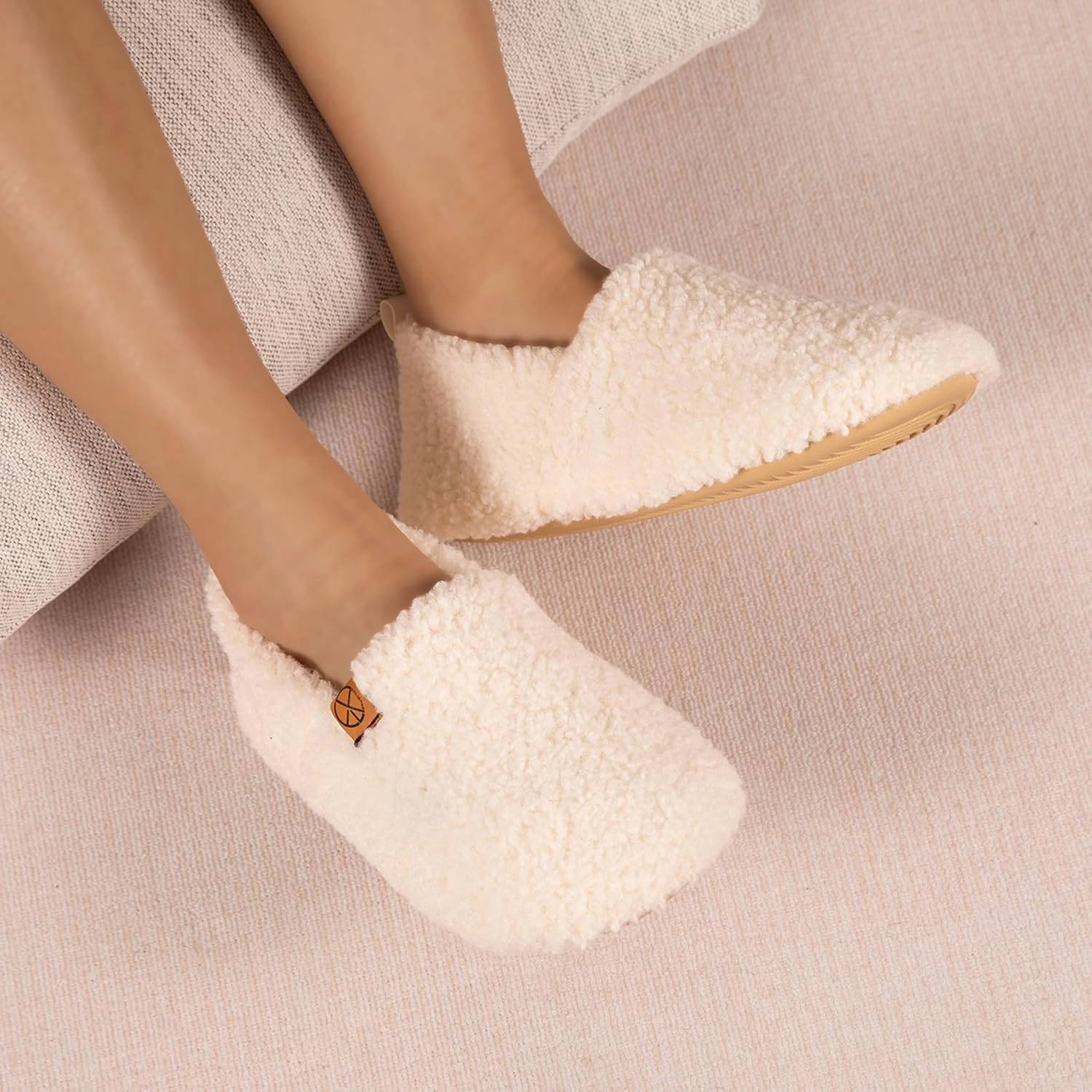 Women's House Slippers Lightweight Memory Foam House Shoes Cozy Closed Back Slippers with Curly Fleece for Indoor Outdoor