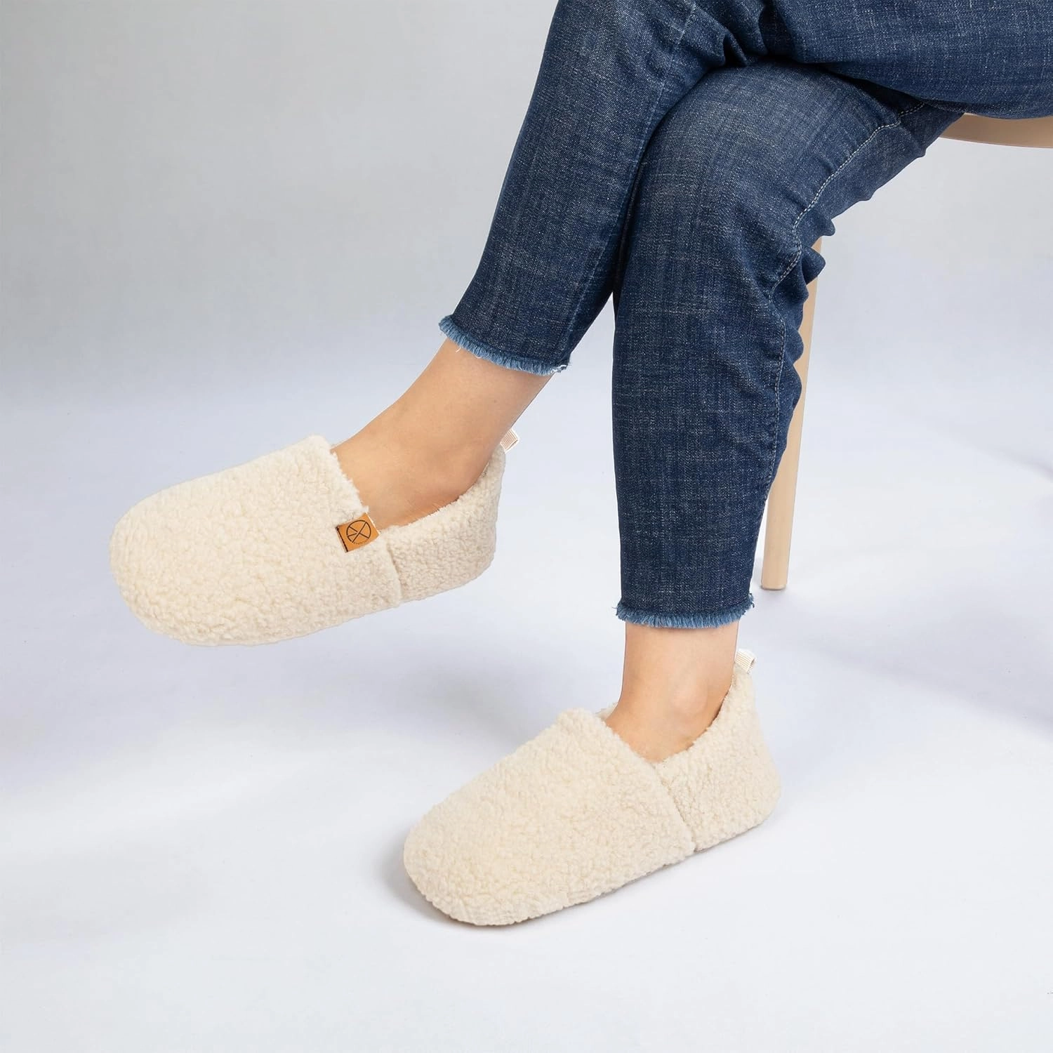 Women's House Slippers Lightweight Memory Foam House Shoes Cozy Closed Back Slippers with Curly Fleece for Indoor Outdoor