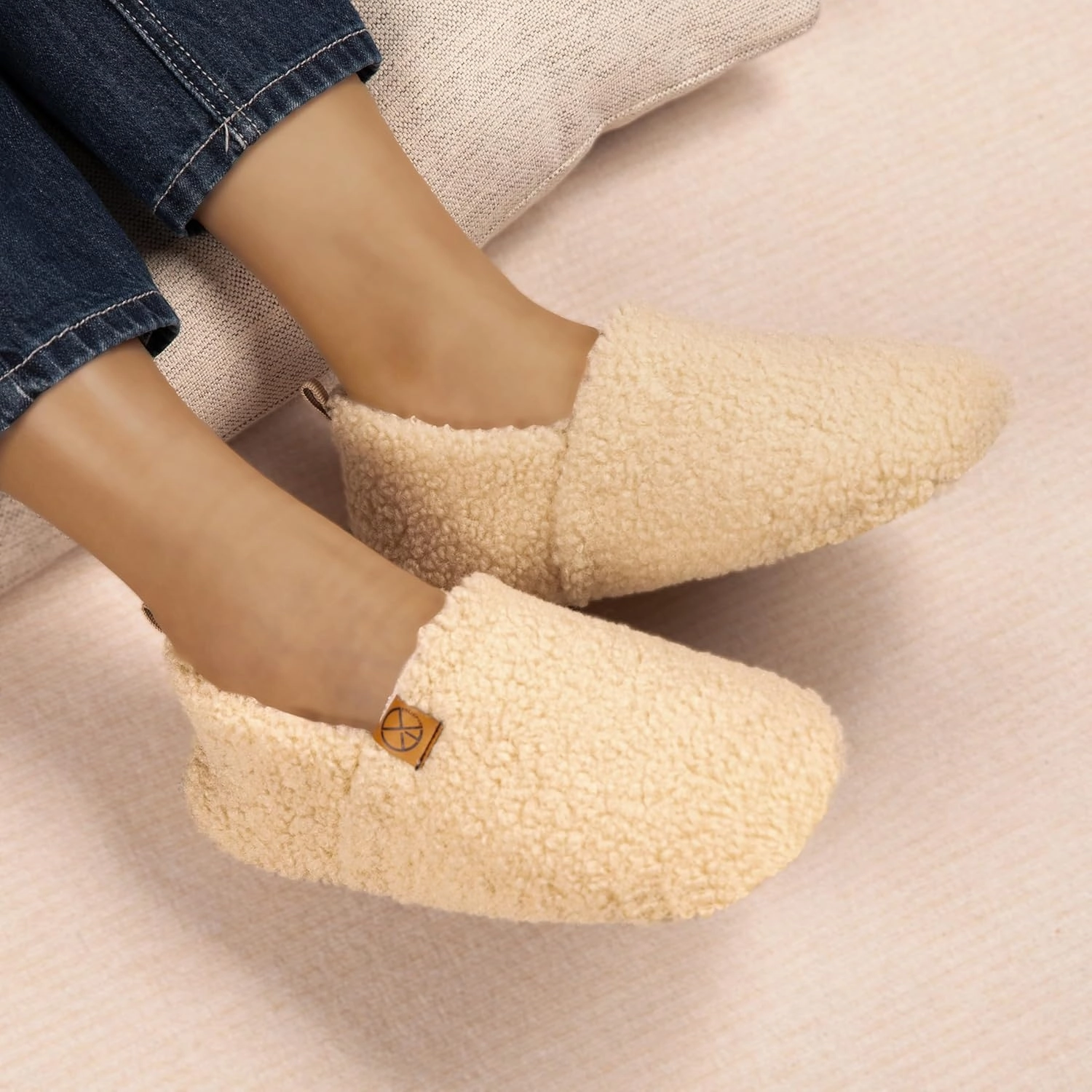 Women's House Slippers Lightweight Memory Foam House Shoes Cozy Closed Back Slippers with Curly Fleece for Indoor Outdoor