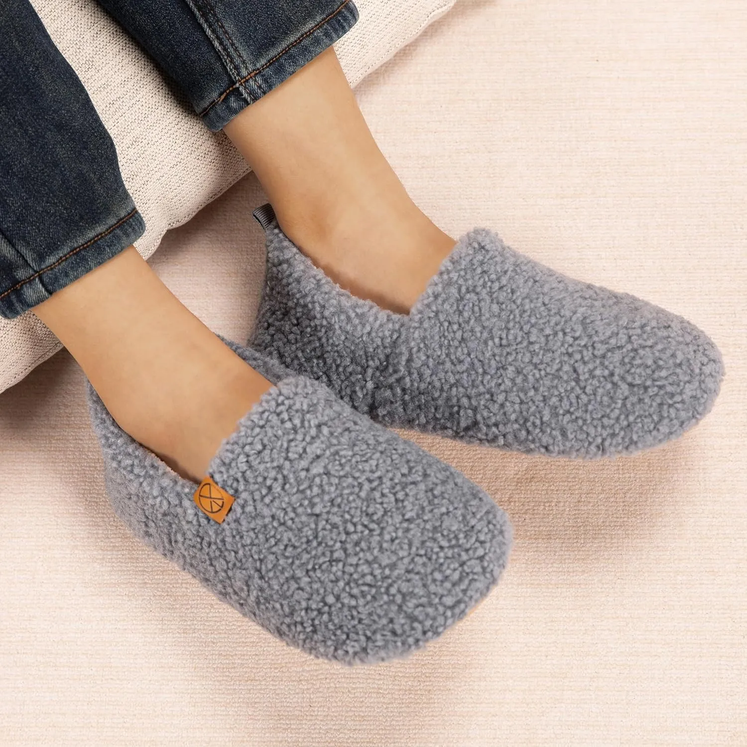 Women's House Slippers Lightweight Memory Foam House Shoes Cozy Closed Back Slippers with Curly Fleece for Indoor Outdoor