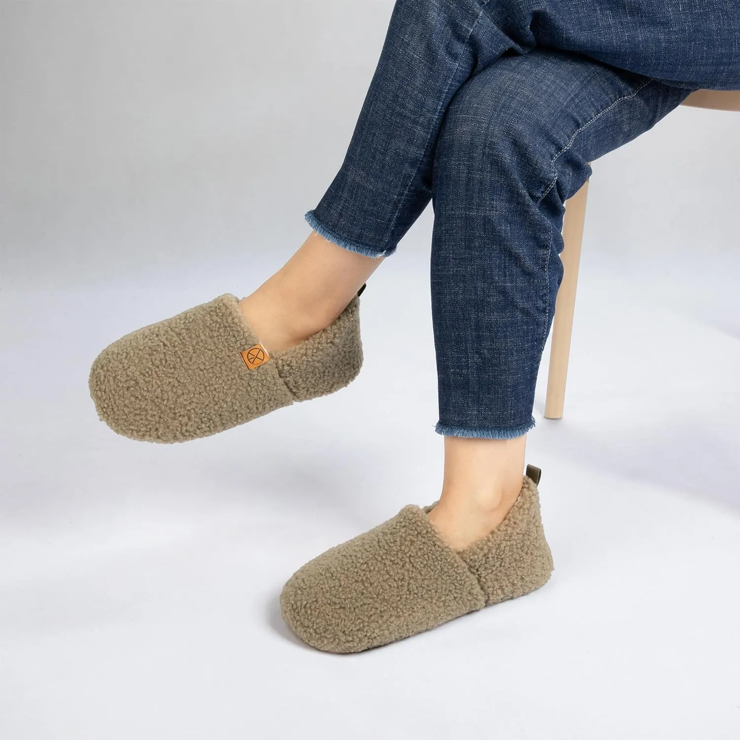 Women's House Slippers Lightweight Memory Foam House Shoes Cozy Closed Back Slippers with Curly Fleece for Indoor Outdoor