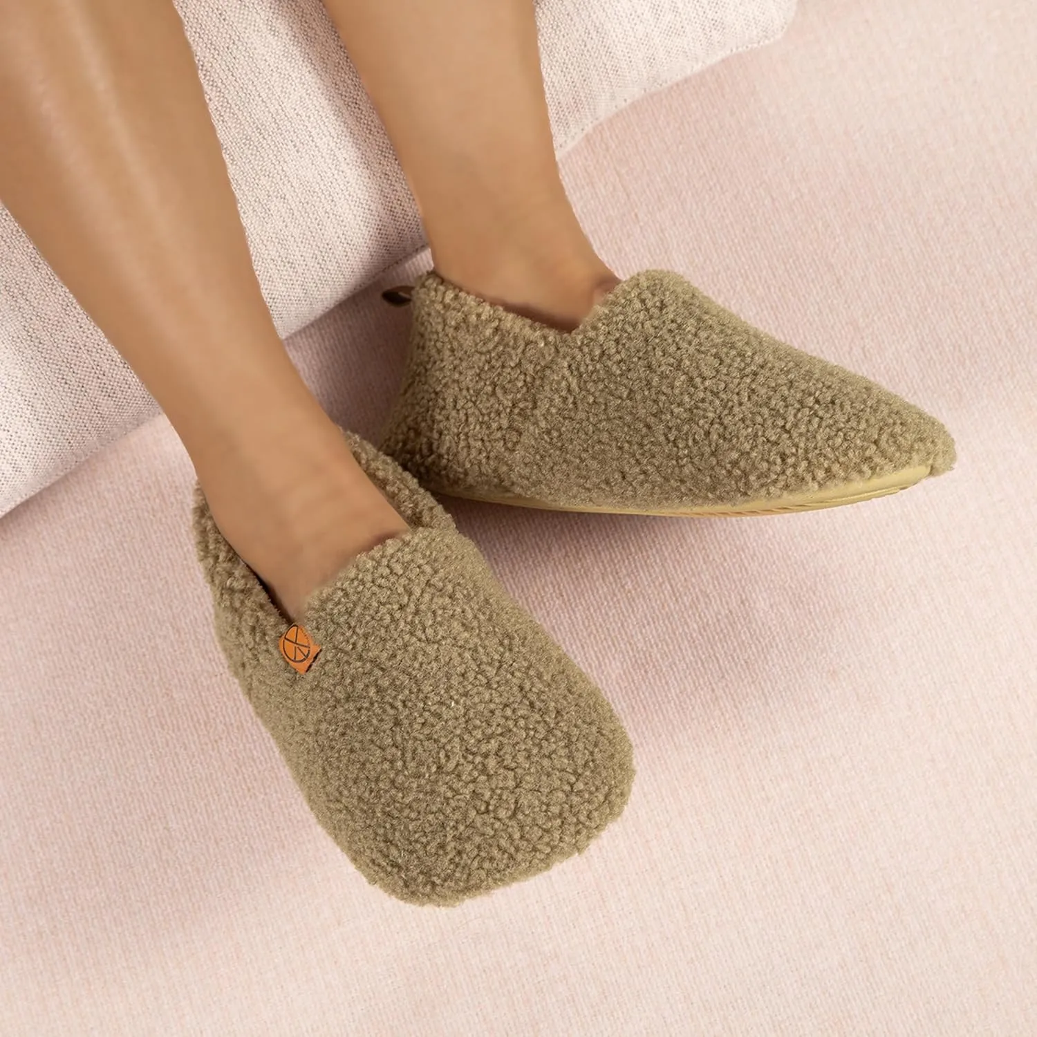 Women's House Slippers Lightweight Memory Foam House Shoes Cozy Closed Back Slippers with Curly Fleece for Indoor Outdoor