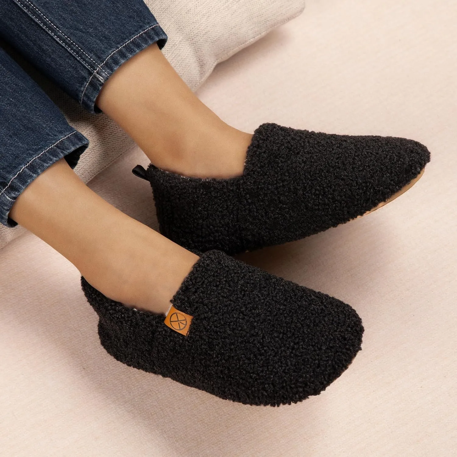 Women's House Slippers Lightweight Memory Foam House Shoes Cozy Closed Back Slippers with Curly Fleece for Indoor Outdoor